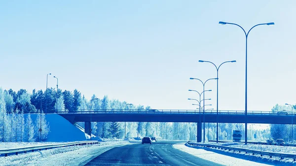 Coches y puente en carretera en invierno Rovaniemi reflejo — Foto de Stock
