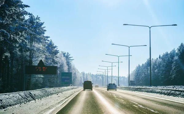Paisaje con coche en el camino nevado invierno Laponia reflejo — Foto de Stock