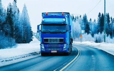 Finlandiya 'nın Laponya refleksindeki Karlı Kış Yolunda Kamyon