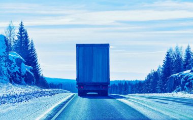 Kışın Kar Yolunda Kamyon Laponya Finlandiya refleksi