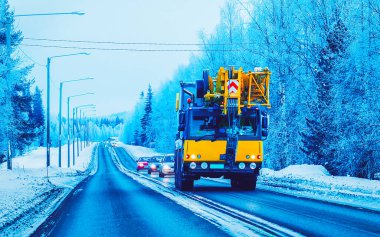 Laponya 'da Kamyon Kar Yolu Refleksi