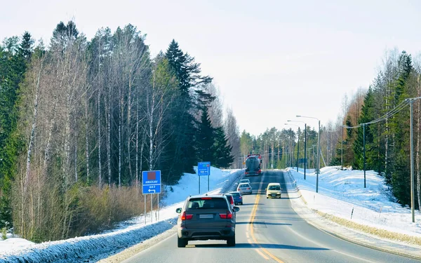 Пейзаж и автомобиль на дороге в снежный зимний рефлекс Лапландии — стоковое фото