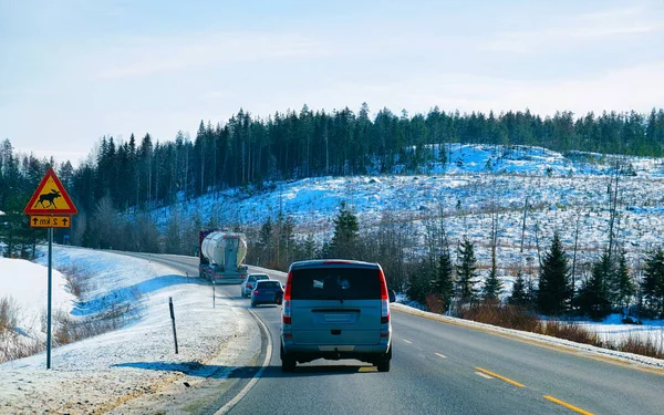 Mini furgoneta en Snowy forest Winter Road en Finlandia reflejo — Foto de Stock
