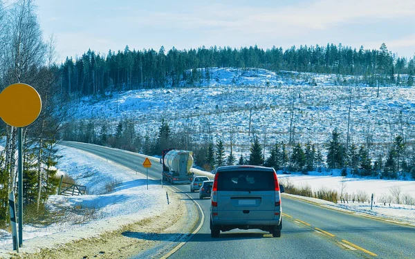 Coches y camiones en carretera en invierno Rovaniemi reflejo — Foto de Stock