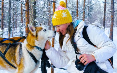 Lapland Finlandiya refleksli kız ve Husky köpeği