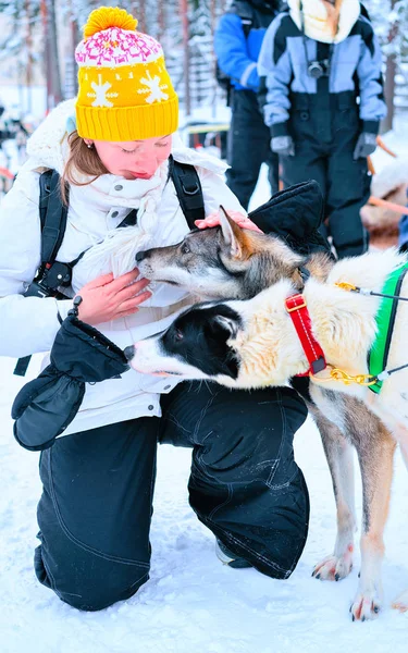 Mädchen und Husky Hund finnisch Lappland Winter finnischen Wald Reflex — Stockfoto