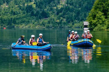 Slovenya 'daki Bohinj Gölü' nde insan kanosu manzarası