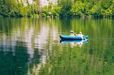Bohinj Gölü 'nde kano yapan yaşlıların manzarası