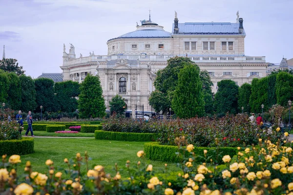 奥地利维也纳的Volksgarten and Burgtheater — 图库照片