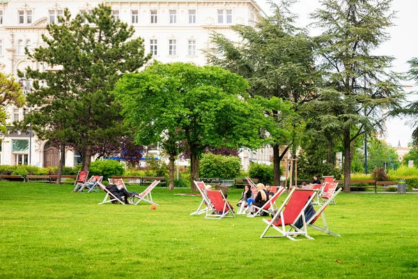 Люди, сидящие на шезлонгах в парке Зигмунд Фрейд в Вене — стоковое фото