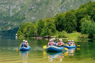 Slovenya 'daki Bohinj Gölü' nde insan kanosu manzarası