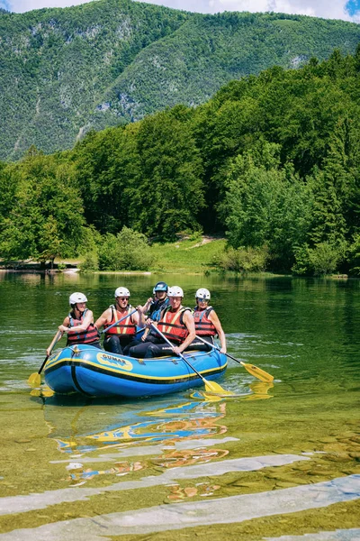 Landskap av människan kanot på Bohinj Lake i Slovenien — Stockfoto