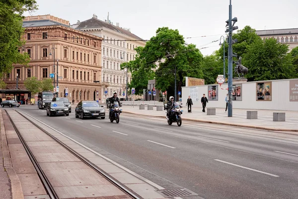 Policejní motocykly a auta v Dr. Karl Renner ring Vienna — Stock fotografie
