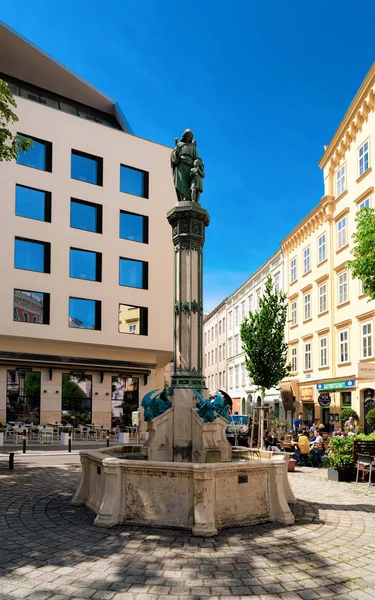 Fontana di Schutzengelbrunnen con statua dell'Angelo sulla Rilkeplatz a Vienna — Foto Stock