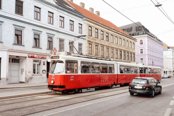 Типичный красный трамвай Rodaun 60 на дороге Mariahilfer Strasse Vienna — стоковое фото