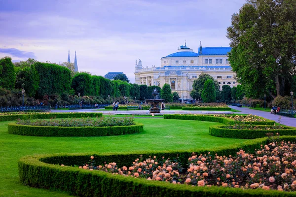 Volksgarten i Burgtheater w Wiedniu w Austrii — Zdjęcie stockowe