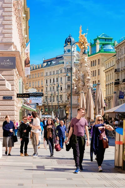 Люди туристы в чумной колонне на улице Грабен в Вене — стоковое фото