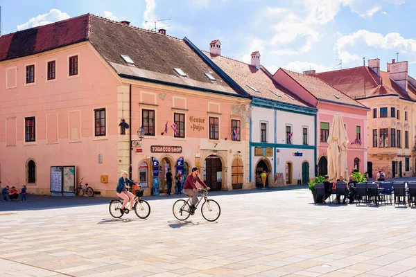 Pár kerékpárral a Városháza utcai kávézóiban Varazdin — Stock Fotó