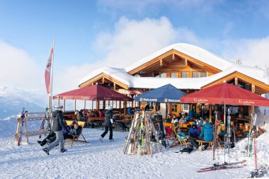 Avusturya 'da Zillertal Arena' daki restoranda dinlenen insanlar