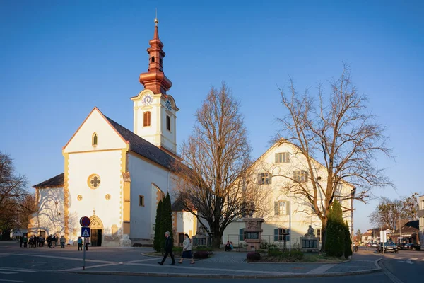 Вулиця з католицькою церквою Святого Якова в Лейбніці. — стокове фото