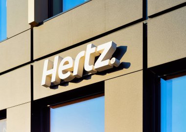 Modern iş binasında Hertz logosu