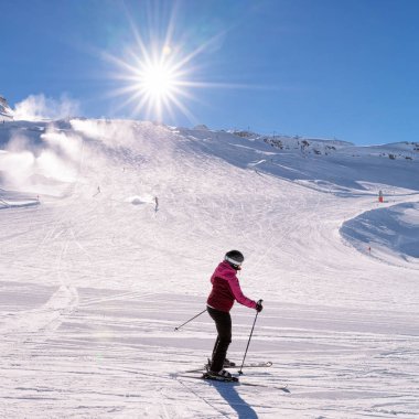 Avusturya 'daki Tyrol' da Hintertux Buzulu 'nda kayak yapan kadın kayakçı