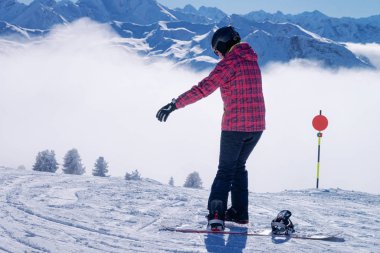 Avusturya 'daki Zillertal Arena kayak merkezinde Snowboard' da bir kadın.