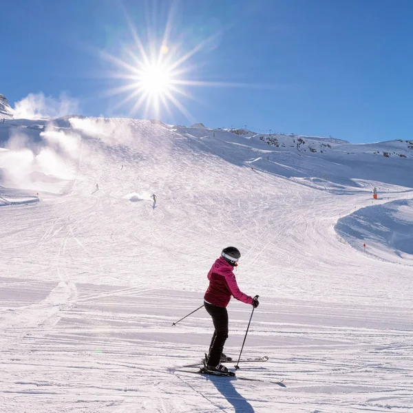 Mujer esquiadora esquiando en el glaciar Hintertux en el Tirol en Austria —  Fotos de Stock