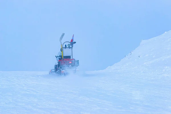 Serviço Snowmobile em Zillertal Arena na Áustria — Fotografia de Stock