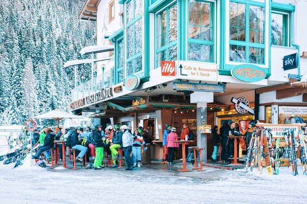 Leute entspannendes Restaurant und Café Chalethaus Hintertuxer Gletscher — Stockfoto