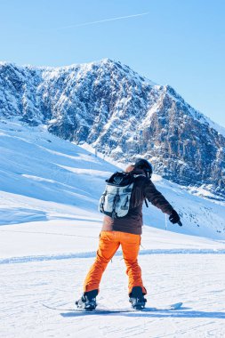 Avusturya 'da Hintertux Buzulu' nda snowboard 'da sırt çantalı bir adam.