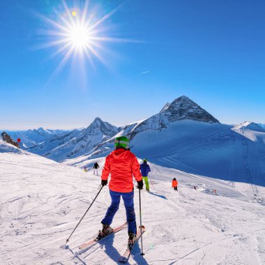 Avusturya 'nın Tyrol şehrinde Hintertux Buzulunda kayak yapan kadın kayakçı