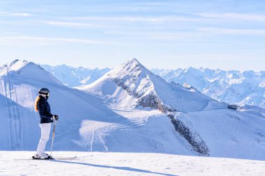 Kadın kayakçı Tyrol Avusturya 'daki Hintertux Buzulu' nda kayak yapıyor.