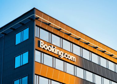 Modern iş binasında iletişim logosu rezervasyonu