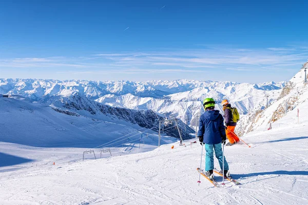 Pareja joven de esquiadores esquiando en el glaciar Hintertux en Austria —  Fotos de Stock