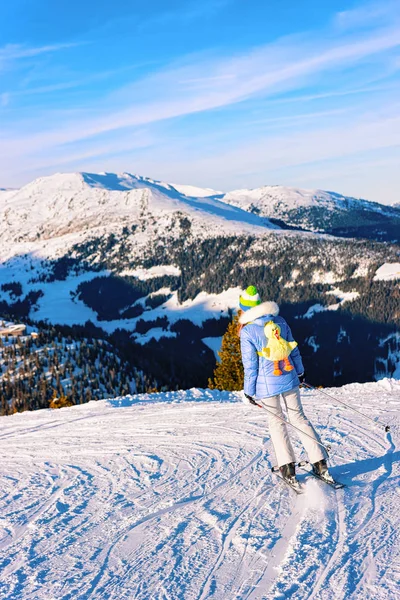 Mujer esquiadora esquiando en Penken Park en el Tirol en Austria —  Fotos de Stock