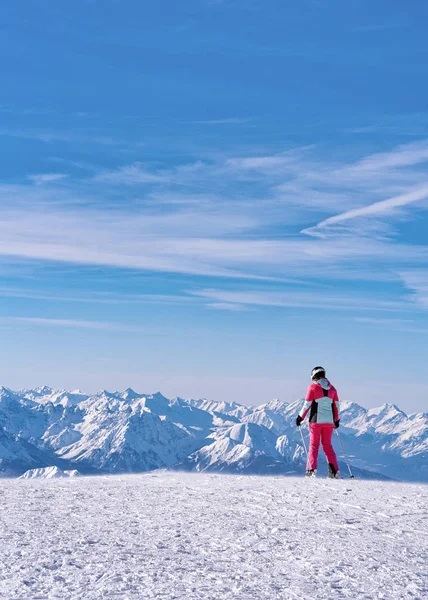 Mujer esquiadora esquiando en el glaciar Hintertux en el Tirol Austria —  Fotos de Stock