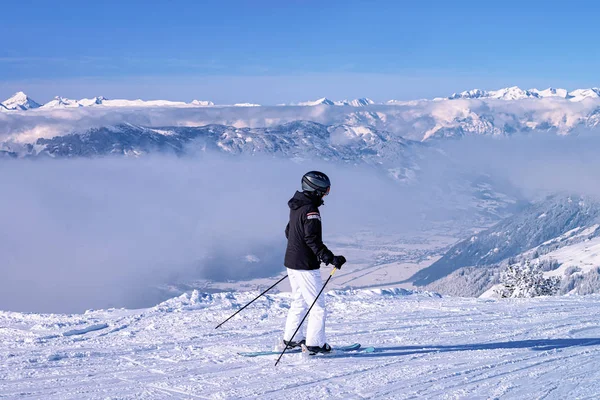 Esquí Mujer Esquiador en Zillertal Arena estación de esquí en Austria —  Fotos de Stock