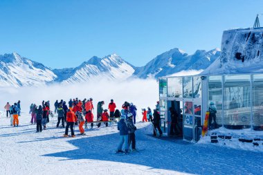 Zillertal Arena kayak merkezi Avusturya 'da Mayrhofen kayağı yapan insanları bulutlandırıyor
