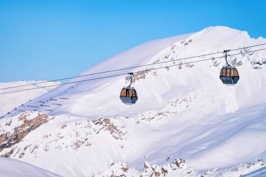 Avusturya 'daki Hintertux Buzul Kayak Tesisi' nde teleferik.