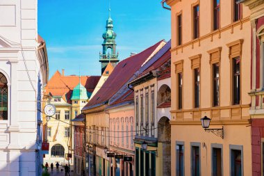 Slovenya 'daki Ptuj eski belediye binasında sokak