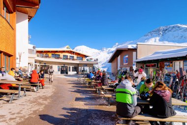 Kafe köşkü olan restoranda dinlenen insanlar Hintersmoxer Gletscher
