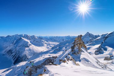 Avusturya 'nın Tyrol kentindeki Hintertux Buzul Kayak Merkezinin Zirveleri