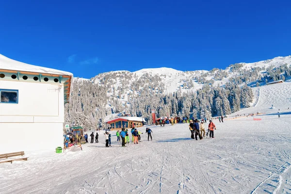 Zillertal Arena kayak merkezi ve Avusturya 'da Mayrhofen kayağı yapanlar — Stok fotoğraf