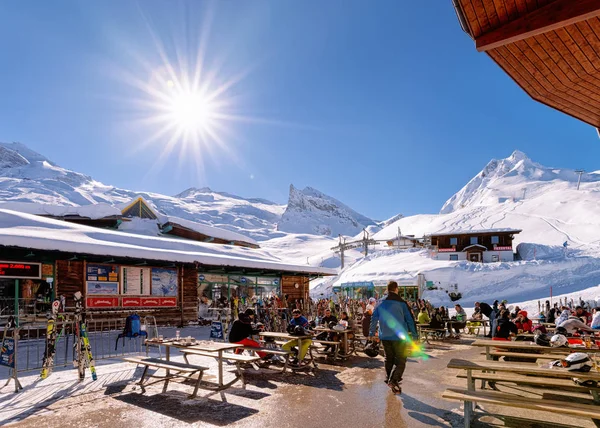 Människor avkopplande på restaurang café chalet hus Hintertuxer Gletscher — Stockfoto