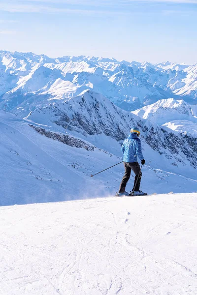 Hombre esquiador esquiando en el glaciar Hintertux en el Tirol en Austria —  Fotos de Stock