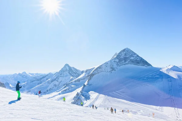 Hombres Esquiadores y snowboarders en el glaciar Hintertux de Austria —  Fotos de Stock