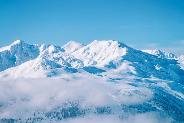 Paisaje en Zillertal Arena estación de esquí en las nubes en Austria — Foto de Stock