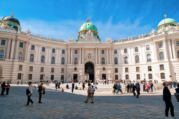 Personas en el Palacio de Hofburg en Michaelerplatz en Viena en Austria — Foto de Stock