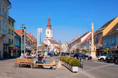 Avusturya 'da Leibnitz' de banklarda oturan insanlar